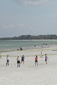 Jugendliche spielen Volleyball am Sandstrand von Boltenhagen